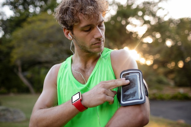 Basculador masculino, ouvindo música no celular