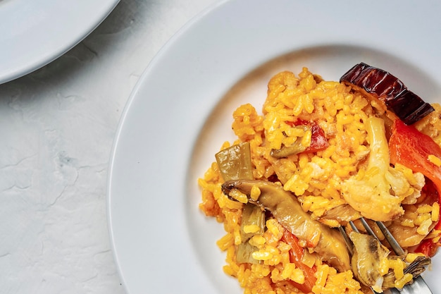 Base da dieta mediterrânea, paella de arroz e legumes, prato típico e delicioso espanhol com berinjela, pimentão, cogumelos, couve-flor.