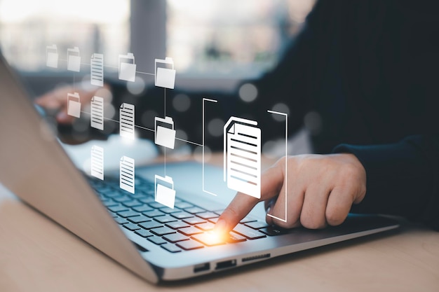 Base de datos de documentación en línea y concepto de sistema de gestión de documentos Empresario que utiliza una tableta o computadora Sistema de gestión de documentos y software de automatización para archivar y gestionar eficientemente