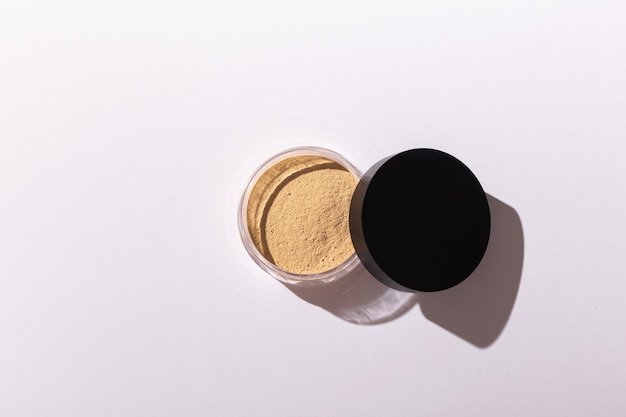 Base de maquillaje en polvo mineral aislado sobre un fondo blanco, productos de belleza ecológicos y orgánicos