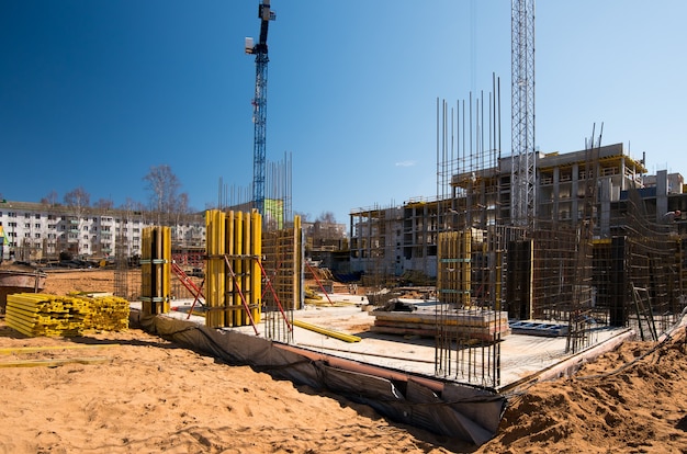 Base del marco reforzado de una nueva casa monolítica en construcción.