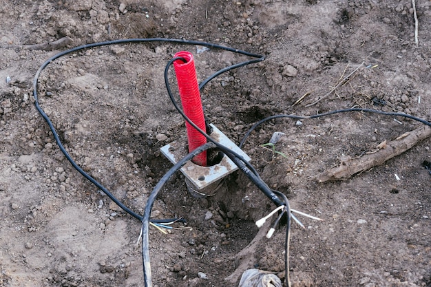 Base metálica de la farola y cable para alumbrado público