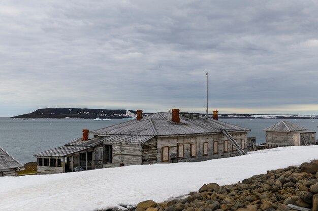 Base rusa de investigación y expedición polar en la bahía de Tikhaya (Tikhaya Bukhta) en el archipiélago de Franz Josef Land. Edificios de madera en el Ártico.