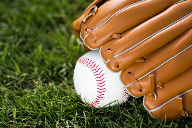 Baseball-Handschuh und Ball