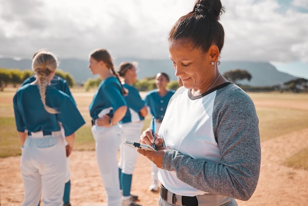 Baseball notiert Sportspiel und Frau in Zusammenarbeit mit dem Team auf Feldschreibstrategie für Leistung im Wettbewerb und Planungsziel auf Papier Sportcoaching-Leiter arbeitet am Plan beim Spiel