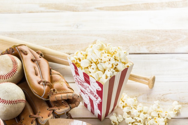 Baseball-Party-Essen mit Bällen und Handschuh auf einem Holztisch.