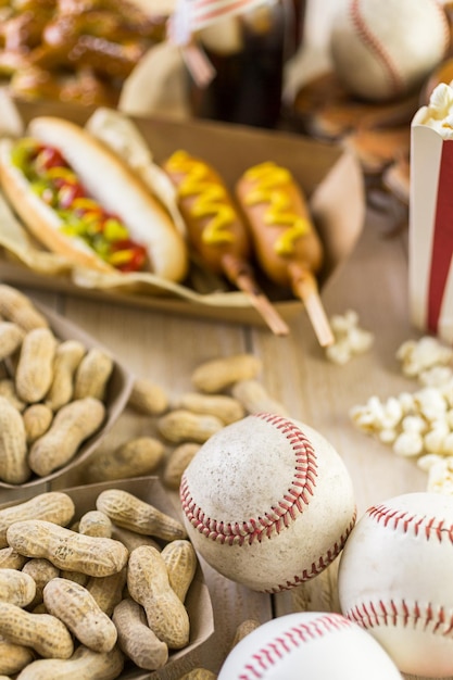 Baseball-Party-Essen mit Bällen und Handschuh auf einem Holztisch.