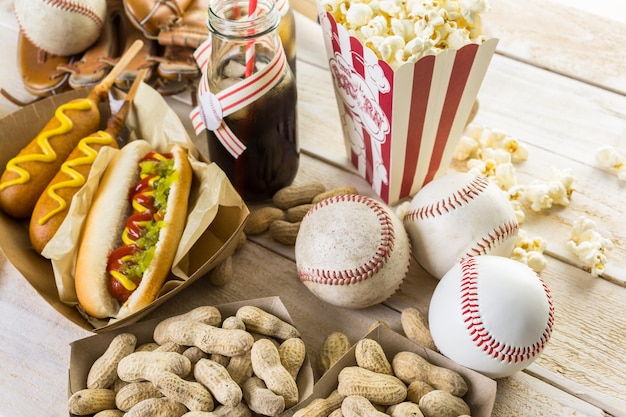 Baseball-Party-Essen mit Bällen und Handschuh auf einem Holztisch.