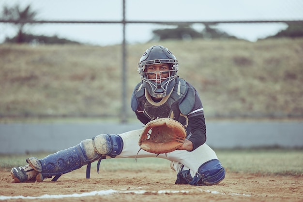 Baseball-Pitcher und Porträt eines Athleten mit einem Handschuh auf dem Außenfeld für Spiel oder Training Fitnesssport und Mann, der übt, mit Ausrüstung für Softball-Matches auf dem Spielfeld im Stadion zu fangen