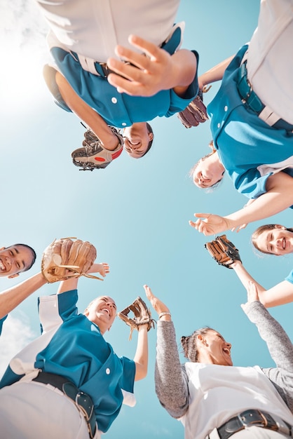 Baseball-Trainer-Gewinnerinnenteam in einem Motivationsunterstützungs- und Strategietreffen für das Spiel in einem Stadion Sportgruppen-Mädchensportler und Training für Sieg oder Erfolg beim Spiel auf einem Softballplatz