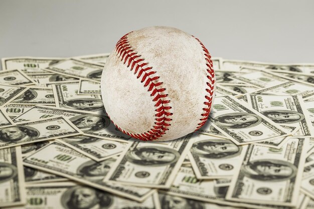 Baseballball mit Bargeld. Major League Strike, Lockout und Sportwettenkonzept.