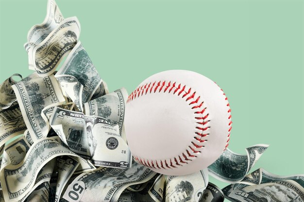 Baseballball mit Bargeld. Major League Strike, Lockout und Sportwettenkonzept.