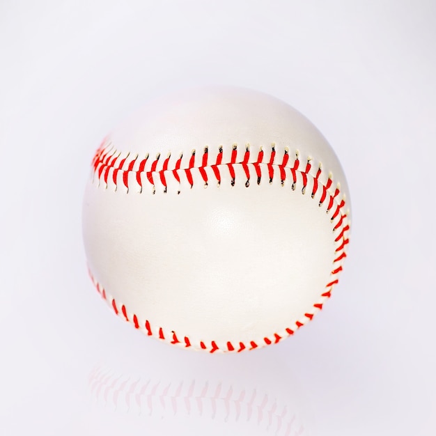 Baseballball mit roter Firmware auf dem Tisch mit Reflexion