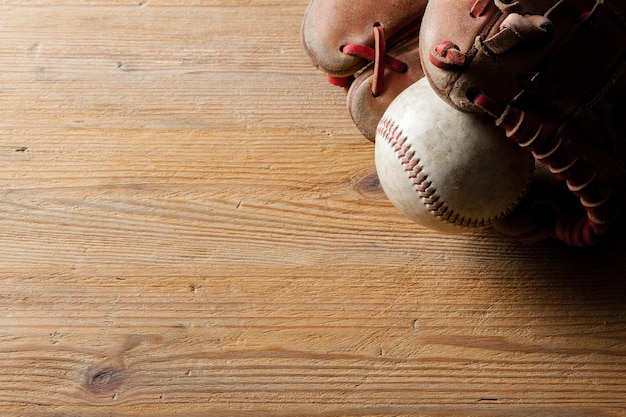 Baseballhandschuh und Baseball auf Holzbrett-Sportkonzept