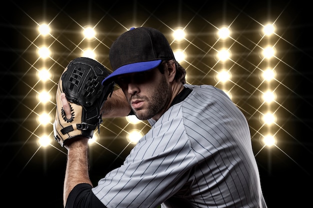 Baseballspieler auf einer blauen Uniform auf Baseballstadion.