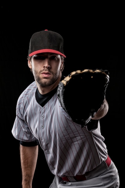 Baseballspieler, der einen Ball fängt. Studioaufnahme.