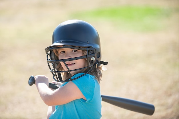 Baseballspieler in Baseballhelm und Baseballschläger