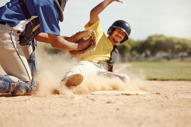 Baseballspieler laufen und rutschen im Dreck für Spielwettbewerbe oder Spiele auf dem Feld oder im Stadion Man Baseball und Staub im Sand für den Sport, um im Sommer schnell die Basis zu erreichen, um Wettbewerbe und Sport zu gewinnen
