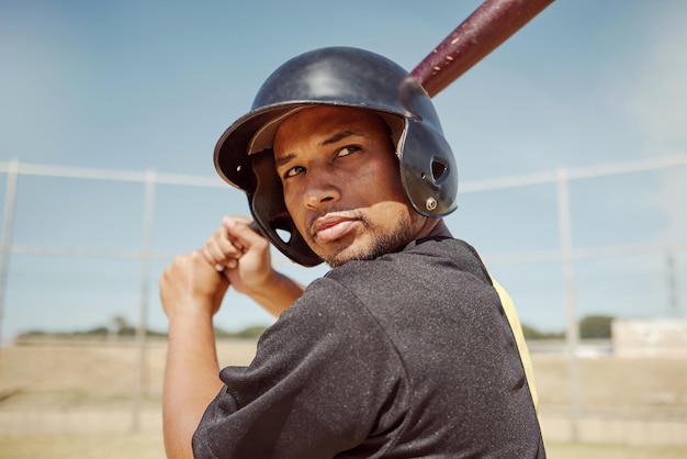 Baseballspieler Mann und Fitness-Athlet trainieren für Baseball-Wettkämpfe auf dem Spielfeld im Freien Sport-Wellness-Training gesunder Lebensstil und Mann im Sportschutzhelm mit Schläger im Stadion draußen