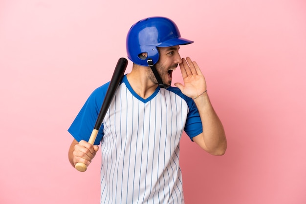 Baseballspieler mit Helm und Schläger einzeln auf rosafarbenem Hintergrund, der mit weit geöffnetem Mund zur Seite schreit