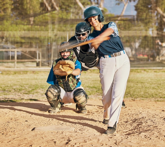 Baseballspielerin und schwingende Fledermaus mit sportlicher Technik oder Geschicklichkeit, während sie ein Wettkampfspiel oder Match auf einem Spielfeld oder Feld spielen Fitte Frau mit einem Fänger, der Bewegung und Erholung macht