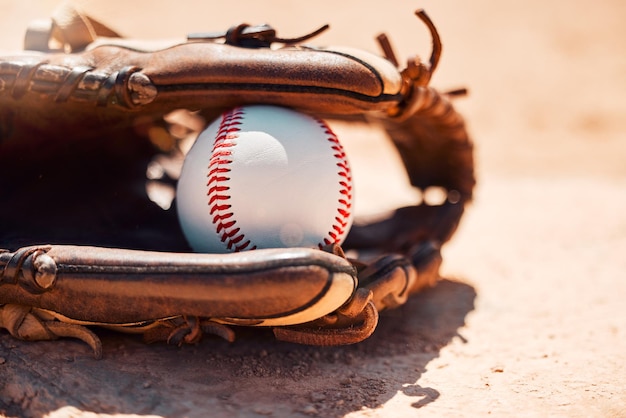 Baseballsport und Übung mit Ball und Handschuh auf einer Grundplatte auf einem Spielfeld oder Feld im Freien für ein Wettkampfspiel oder Match Fitnesssport und Geschicklichkeit mit Geräten auf dem Boden für das Training