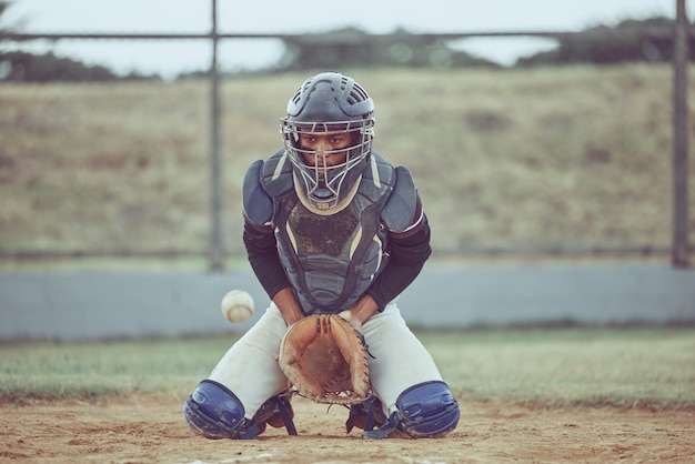 Baseballsportarten und fangen Sie einen Ball mit einem männlichen Athleten oder Fänger auf einem Feld während eines Spiels oder Matches Fitnessübungen und Training mit einem männlichen Baseballspieler, der einen Wettkampfsport auf einem Spielfeld spielt