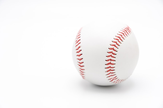 Basebol isolado em um fundo branco e basebol de costura vermelho. beisebol branco