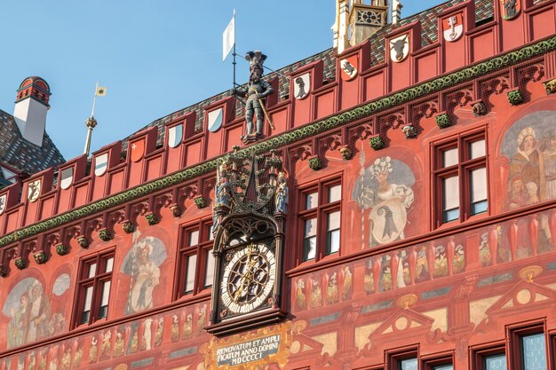 Basel, Schweiz - 23. Juni 2017: Blick auf das Basler Rathaus (Rathaus Basel), ist ein 500 Jahre altes Gebäude, das den Marktplatz dominiert. Sommerlandschaft, Sonnenscheinwetter, blauer Himmel und sonniger Tag