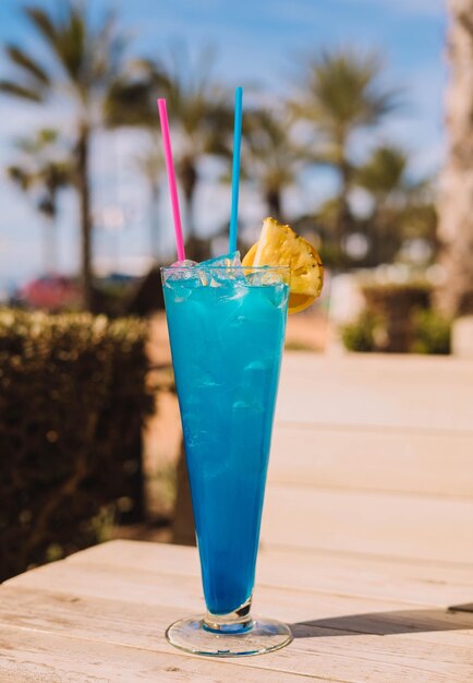 Basic Blue Cocktail eine Mischung aus Blue Curaao mit einer klaren Spirituose wie Wodka