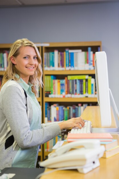 Básico bibliotecário que trabalha na biblioteca