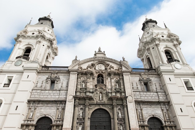 La Basílica Catedral de Lima al atardecer es una catedral católica romana ubicada en la Plaza Mayor de Lima Perú