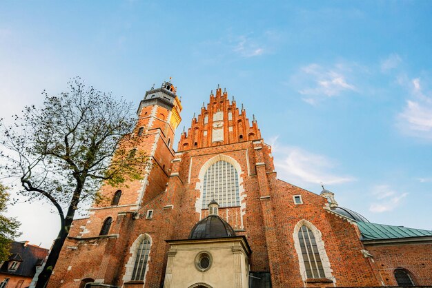 Foto basílica del corpo de cristo famoso punto de referencia en cracovia polonia paisaje en la costa del río wisla