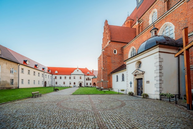 Foto basílica del corpo de cristo famoso punto de referencia en cracovia polonia paisaje en la costa del río wisla