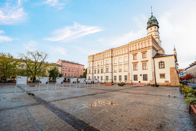 Basílica del Corpo de Cristo famoso punto de referencia en Cracovia Polonia Paisaje en la costa del río Wisla