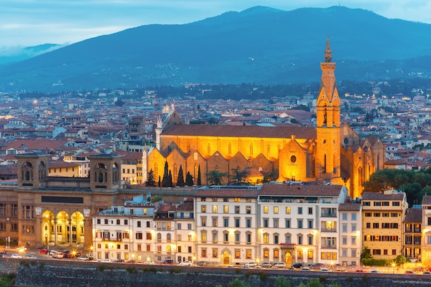 Basílica da Santa Cruz ou Basílica di Santa Croce ao entardecer da Piazzale Michelangelo em Florença, Toscana, Itália