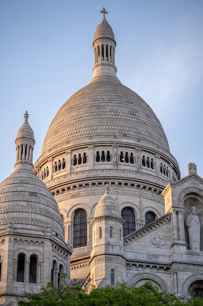 Basílica de Montmartre em tiro à luz do dia de Paris