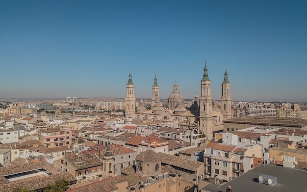 Basílica de nossa senhora do pilar em saragoça. vista aérea