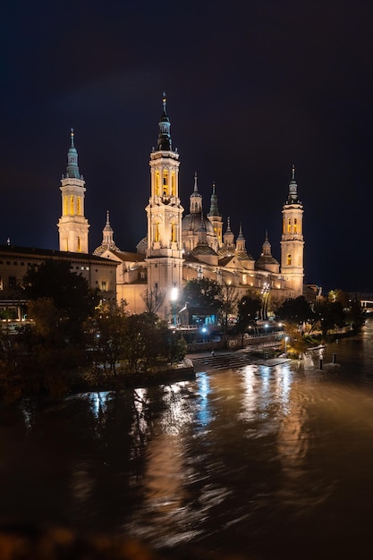 Basílica de Nuestra Senora del Pilar no rio Ebro na cidade de Saragoça