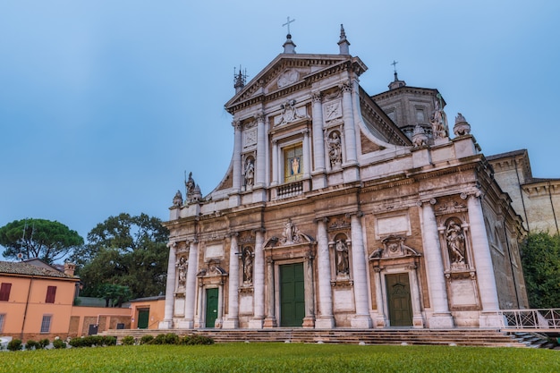 Basílica de Santa Maria no Porto ao nascer do sol em Ravenna, Itália