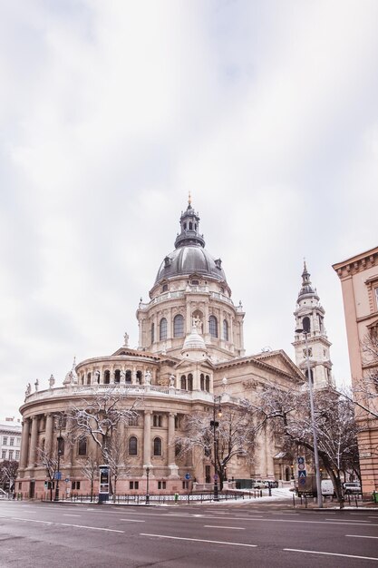 Basílica de Santo Estêvão na cobertura de inverno neve Budapeste Hungria