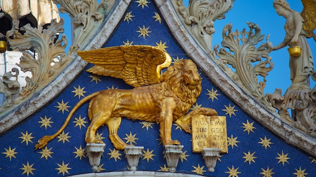 Basílica de São Marcos em Veneza, Itália. Detalhes arquitetônicos da Basílica de São Marcos, Veneza, Itália. Leão de ouro de São Marcos, símbolo da Sereníssima República de Veneza.