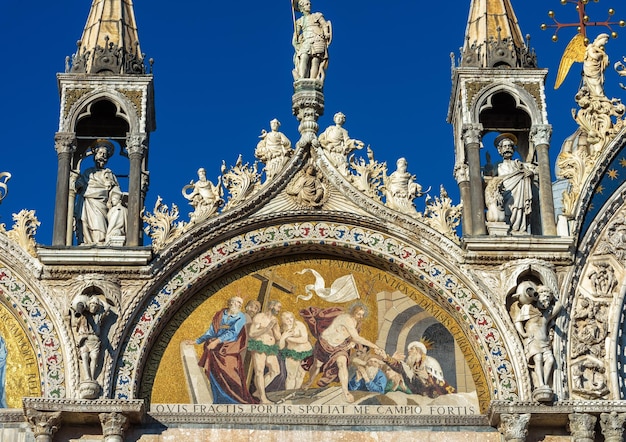 Basílica de São Marcos ou San Marco closeup Veneza Itália É o principal marco em Veneza Belo mosaico cristão do exterior da basílica