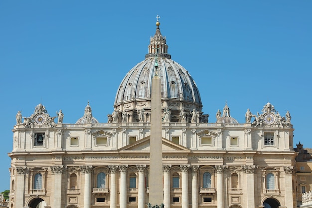 Basílica de São Pedro com a cúpula e o obelisco egípcio em Roma, Itália