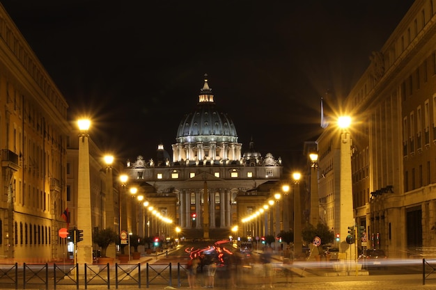 Basílica de São Pedro iluminada contra o céu à noite