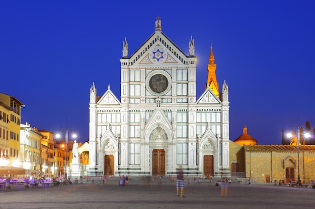 Basilica di Santa Croce in Florenz bei Nacht, Italien