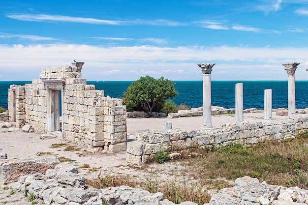 Basílica do grego clássico e colunas de mármore em Chersonesus Taurica.