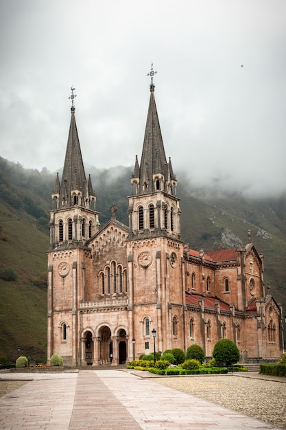 Basílica do santuário de Covadonga na Espanha