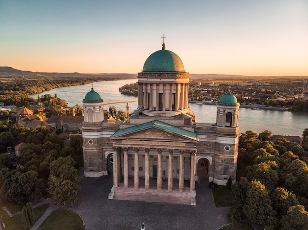 La basílica de Esztergom es una basílica eclesiástica en Esztergom