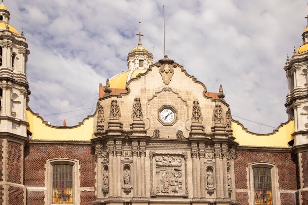 Foto basílica de guadalupe con un reloj en la parte delantera ciudad de méxico